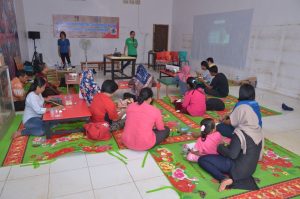 Peserta Menyimak Materi Yang Di Sampaikan Bu Christin.