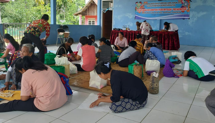 Tingkatkan peran perempuan, Kampung juaq Asa mengadakan kegiatan Pelatihan Kelompok Perempuan “Menumpar”